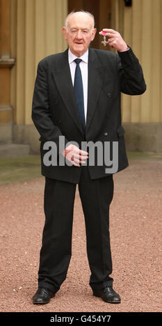 Ray French mit seiner MBE-Medaille, überreicht von der britischen Königin Elizabeth II. Während einer Investiturzeremonie im Buckingham Palace im Zentrum von London. Stockfoto