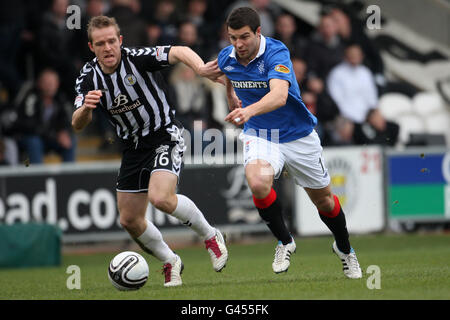 Richard Foster (r) der Rangers und Jure Travner von St. Mirren kämpfen Für den Ball Stockfoto