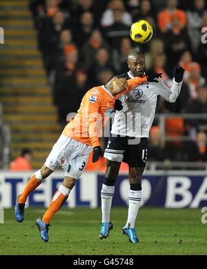 Dudley Campbell von Blackpool (links) und William Gallas von Tottenham Hotspur (rechts) Kämpfe um den Ball in der Luft Stockfoto