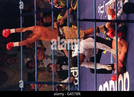 Prinz Naseem Hamed feiert, wie sein Gegner Daniel Alicea heute Abend in Newcastle vom Schiedsrichter in seinem WBO Featherweight Title Defense Kampf ausgezählt wird.Foto John Giles.PA. Stockfoto