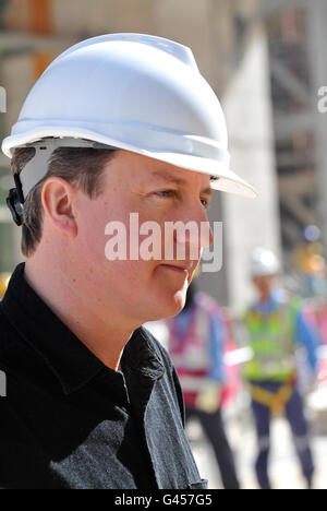 Der britische Premierminister David Cameron bei einem Besuch der riesigen neuen Gas-Flüssig-Anlage von Shell in Katar, bekannt als Pearl. Stockfoto