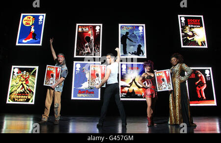 Darsteller, darunter der Schauspieler Kevin Kennedy (links), von We will Rock You Pose mit erstklassigen Briefmarken aus dem neuen musikalischen Briefmarkensatz der Royal Mail im Londoner Dominion Theatre. Stockfoto