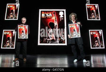 Roger Taylor (links) und Brian May posieren mit erstklassigen Briefmarken mit dem Musical We will Rock You im Londoner Dominion Theatre. Stockfoto