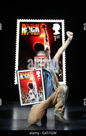 Schauspieler Kevin Kennedy, der Pop im Musical We will Rock You spielt, posiert mit erstklassigen Briefmarken mit dem Musical im Londoner Dominion Theatre. Stockfoto