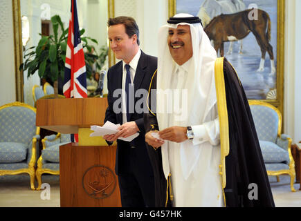 Der britische Premierminister David Cameron verlässt das Land nach einer Pressekonferenz mit dem katarischen Premierminister, seiner Exzellenz Scheich Hamad bin Jassim bin Jabor Althani. Stockfoto