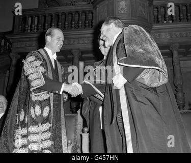 Der Herzog von Edinburgh, der die Kleider des Kanzlers der Universität Edinburgh trug, schüttelte sich die Hände mit dem Schauspieler Dr. James Robertson Justice, als Dr. Justice als Rektor der Universität Edinburgh eingesetzt wurde. Stockfoto