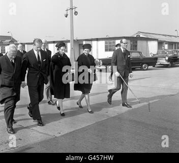 Von links nach rechts der Herzog von Edinburgh, die Prinzessin Olga von Jugoslawien und dessen Schwester Prinzessin Marina, Herzogin von Kent, am Flughafen Heathrow, bevor sie nach Athen fliegt. Sie nahmen an der Beerdigung von König Paul der Hellen Teil. Stockfoto