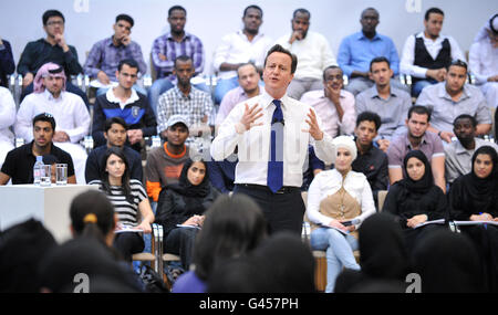 Der britische Premierminister David Cameron beantwortet Fragen von Studenten der Qatar University in Doha, wo er am dritten Tag seiner Nahost-Tournee eine PM Direct-Veranstaltung veranstaltete. DRÜCKEN Sie VERBANDSFOTO. Bilddatum: Mittwoch, 23. Februar 2011. Siehe PA Geschichte POLITIK Cameron. Bildnachweis sollte lauten: Tim Ireland/PA Wire Stockfoto