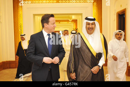 Der britische Premierminister David Cameron und der katarische Premierminister, seine Exzellenz Scheich Hamad bin Jassim bin Jabor Althani, treffen sich zu einem Treffen im Königlichen Palast in Doha, Katar. Stockfoto