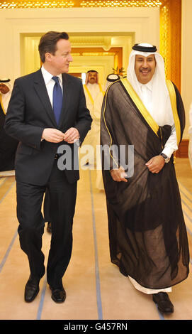 Der britische Premierminister David Cameron und der katarische Premierminister, seine Exzellenz Scheich Hamad bin Jassim bin Jabor Althani, treffen sich zu einem Treffen im Königlichen Palast in Doha, Katar. Stockfoto