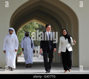 Der britische Premierminister David Cameron kommt in Begleitung von Dr. Sheikha Al Missnad, Präsident der Universität von Katar, zu einer PM Direct-Veranstaltung an der Universität von Katar an. Stockfoto