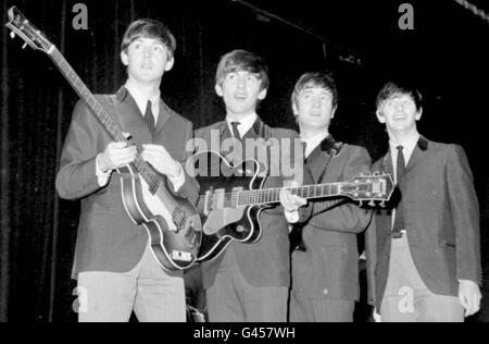 Die Beatles während der Proben für die Royal Variety Performance 1963 im Prince of Wales Theatre in London. L-R: Paul McCartney, George Harrison, John Lennon und Ringo Starr. * 12/11/2000: Die Band wird ein Album veröffentlichen, von dem allgemein erwartet wird, dass es zu einem der größten Verkäufer aller Zeiten wird. Mit 80 Minuten Musik ist das Album mit dem Titel 1 die erste Sammlung der größten Hits, die sie veröffentlicht haben und kommt drei Jahrzehnte nach der Trennung der Band. * 10/11/2001: Musikfans feierten den 40. Geburtstag von Beatlemania mit einer Nacht von Merseybeat-Sounds. Sam Leach, der Promoter Who Stockfoto