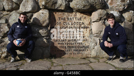 Harry Leonard (rechts), Kapitän der schottischen Under-20-Truppe und Spieler Stuart Edwards während einer Fotozelle auf dem Schlachtfeld von Culloden, Inverness. Stockfoto