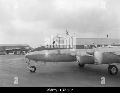 Royalty - Herzog von Edinburgh fliegen Flugzeug - Flughafen Heathrow Stockfoto