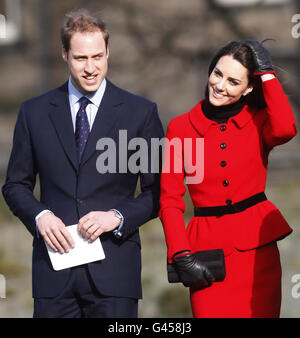 Prinz William und Kate Middleton bei einem Besuch der University of St Andrews, wo sie sich zum ersten Mal trafen. Stockfoto