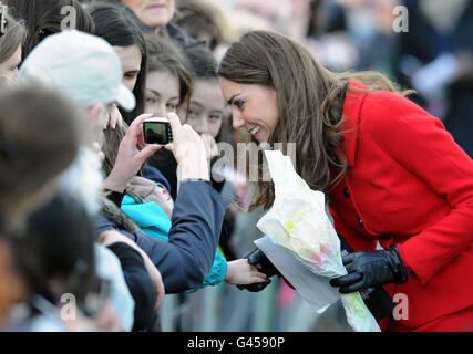 Die Verlobte von Prinz William Kate Middleton trifft sich bei einem Besuch in St. Andrews in Schottland mit der Öffentlichkeit, wo sie sich zum ersten Mal mit Prinz William traf. Stockfoto