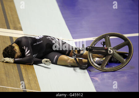 Der Neuseeländer Edward Dawkins bricht zusammen, nachdem er den Men's Keirin zu Fuß beendet hat, um den vierten Platz zu erreichen. Der Neuseeländer war vor seinem Rennen in einen Unfall verwickelt, an dem sechs Fahrer mehrere Meter vor dem Ziel teilhatten. Stockfoto
