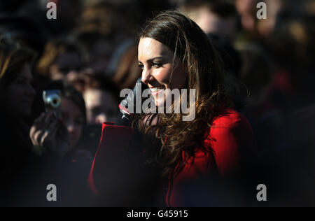 Die Verlobte von Prinz William Kate Middleton trifft sich bei einem Besuch in St. Andrews in Schottland mit der Öffentlichkeit, wo sie sich zum ersten Mal mit Prinz William traf. Stockfoto