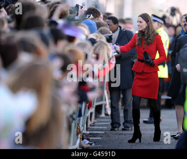 Die Verlobte von Prinz William Kate Middleton trifft sich bei einem Besuch in St. Andrews in Schottland mit der Öffentlichkeit, wo sie sich zum ersten Mal mit Prinz William traf. Stockfoto