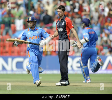 Der indische Batsman Sachin Tendulkar läuft beim ICC Cricket World Cup Spiel am England Bowler James Anderson im Chinnaswamy Stadium, Bangalore, Indien vorbei. Stockfoto