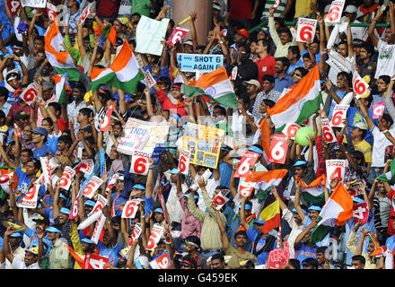 Die Menge feiert, wie der indische Schlagmann Sachin Tendulkar während des ICC Cricket World Cup Spiels im Chinnaswamy Stadium, Bangalore, Indien, 6 Läufe den Ball trifft. Stockfoto