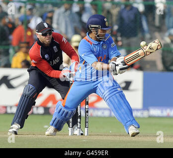 Der indische Batsman Sachin Tendulkar trifft den Ball für 4 Läufe während des ICC Cricket World Cup Spiels im Chinnaswamy Stadium, Bangalore, Indien. Stockfoto