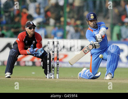 Cricket - 2011 ICC Cricket World Cup - England gegen Indien - Chinnaswamy Stadium. Der indische Batsman Sachin Tendulkar trifft 6 Läufe während des ICC Cricket World Cup Spiels im Chinnaswamy Stadium, Bangalore, Indien. Stockfoto