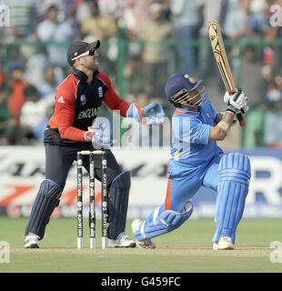 Cricket - 2011 ICC Cricket World Cup - England gegen Indien - Chinnaswamy Stadium. Der indische Batsman Sachin Tendulkar trifft 6 Läufe während des ICC Cricket World Cup Spiels im Chinnaswamy Stadium, Bangalore, Indien. Stockfoto