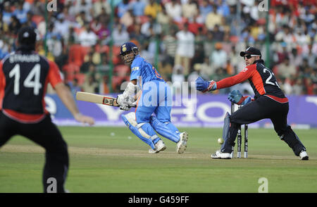 Der indische Batsman Sachin Tendulkar trifft den Ball für 4 Läufe während des ICC Cricket World Cup Spiels im Chinnaswamy Stadium, Bangalore, Indien. Stockfoto