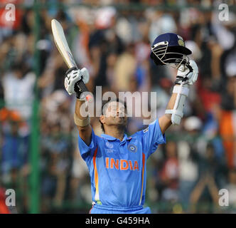 Der indische Batsman Sachin Tendulkar feiert sein Jahrhundert während des ICC Cricket World Cup Spiels im Chinnaswamy Stadium, Bangalore, Indien. Stockfoto