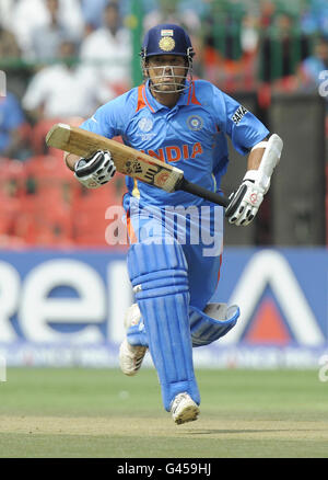 Der indische Batsman Sachin Tendulkar läuft während des ICC Cricket World Cup Spiels im Chinnaswamy Stadium, Bangalore, Indien. Stockfoto