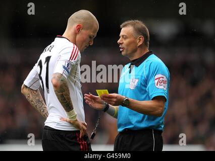 Fußball - Barclays Premier League - West Ham United / Liverpool - Upton Park. Schiedsrichter Mark Halsey spricht mit Liverpools Martin Skrtel Stockfoto