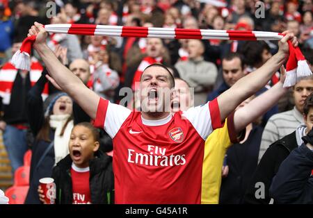 Fußball - Carling Cup - Finale - Arsenal gegen Birmingham City - Wembley Stadium. Arsenal-Fans singen auf den Tribünen Stockfoto