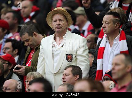 Fußball - Carling Cup - Finale - Arsenal gegen Birmingham City - Wembley Stadium. Arsenal-Fan John Lydon (aka Johnny Rotten) auf den Tribünen Stockfoto