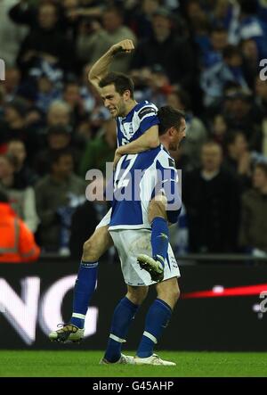 Fußball - Carling Cup - Finale - Arsenal gegen Birmingham City - Wembley Stadium. Roger Johnson (links) und Barry Ferguson (rechts) von Birmingham City nach dem letzten Pfiff Stockfoto