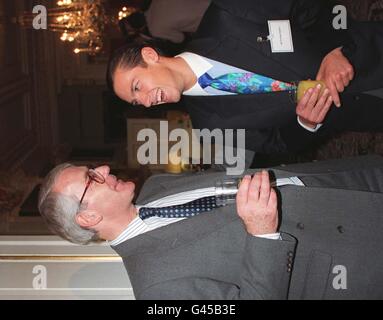 Der britische Premierminister John Major (links) spricht heute Abend (Donnerstag) mit dem Spitzenjockey Frankie Dettori bei einem Empfang für sportliche Persönlichkeiten in der Downing Street Nr. 10. Foto von David Cheskin/PA (WPA & NS Rota). Stockfoto