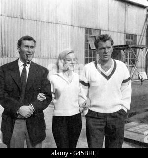 Der Dramatiker John Osborne, links, besucht seine Frau, die Schauspielerin Mary Ure und den Schauspieler Richard Burton in den Associated British Pathe Studios in Elstree. Die beiden Stars drehen die Leinwandversion von Osbornes Stück 'Look Back in Anger'. Stockfoto