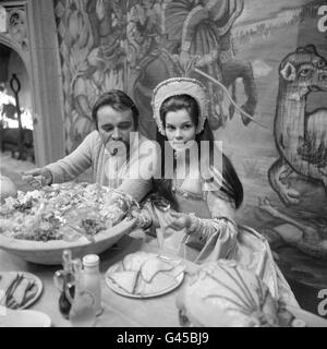 Richard Burton mit der französisch-kanadischen Schauspielerin Genevieve Bujold, die im Film „Anne of the Thousand Days“ als Anne Boleyn gegenüber seinem Henry VIII zu sehen sein wird, am Set in den Shepperton Studios. Stockfoto