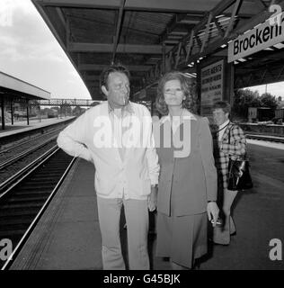 Schauspieler Richard Burton mit Sophia Loren vor Ort an der Brockenhurst Station im New Forest in einer neuen Version von Noel Cowards Stück „kurze Begegnung“. Stockfoto