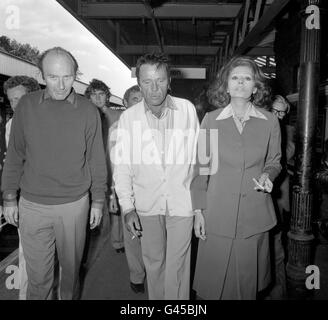 Schauspieler Richard Burton, Mitte, mit Sophia Loren am Standort Brockenhurst Station im New Forest in einer neuen Version von Noel Cowards Stück „kurze Begegnung“. Stockfoto