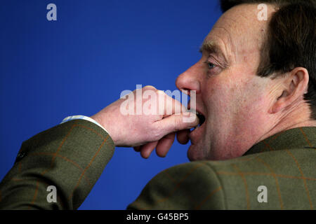 Trainer Nicky Henderson beim Cheltenham Festival Countdown auf der Cheltenham Rennbahn in Gloucestershire. Stockfoto