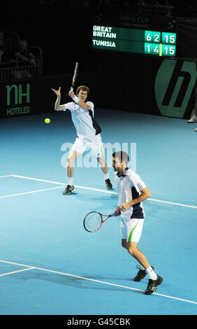 Das britische Doppelpaar Jamie Murray (links) und Colin Fleming im Einsatz gegen Tunesien am zweiten Tag des Davis Cup in der Bolton Arena, Bolton. Stockfoto