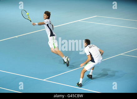 Das britische Doppelpaar Jamie Murray und Colin Fleming im Einsatz gegen Tunesien am zweiten Tag des Davis Cup in der Bolton Arena, Bolton. Stockfoto