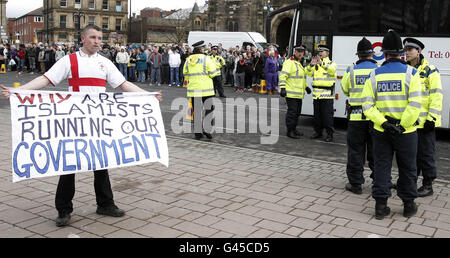 EDL-Demonstration in Rochdale. Ein Mitglied der englischen Verteidigungsliga hält heute während eines inszenierten Protestes vor dem Rathaus von Rochdale ein Banner hoch. Stockfoto