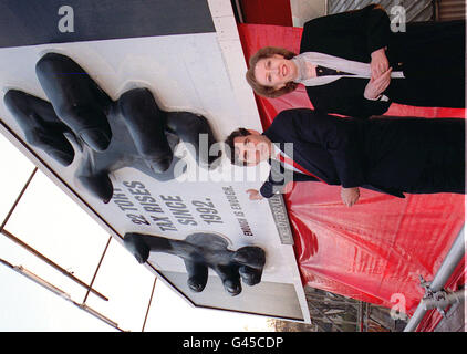 Schattenkanzler Gordon Brown und das Parlamentsmitglied von Margaret Beckett am heutigen Morgen (Donnerstag) im Zentrum von London, um Labours Plakat für die Kampagne vor dem Haushalt zu starten zweitausend Exemplare des Plakats werden in den nächsten zwei Wochen im ganzen Land herumlaufen. Foto von David Giles/PA. Stockfoto