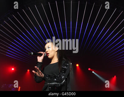 NEU ÜBERTRAGEN ZUSÄTZLICHE NUTZUNGSBESCHRÄNKUNGEN Rebecca Ferguson tritt für die X Factor Live Tour in der Wembley Arena, London, auf. Stockfoto