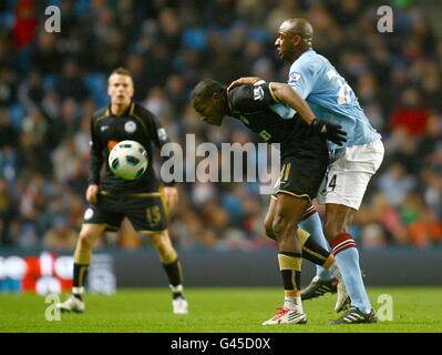 Fußball - Barclays Premier League - Manchester City / Wigan Athletic - City of Manchester Stadium. Maynor Figueroa von Wigan Athletic (links) und Patrick Vieira von Manchester City (rechts) in Aktion Stockfoto