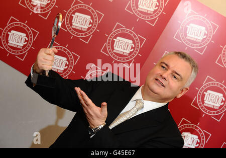 Eamonn Holmes gewinnt den Satellite/Digital TV Personality Award bei den TRIC (Television and Radio Industries Club) Awards im Grosvenor Hotel in London. Stockfoto