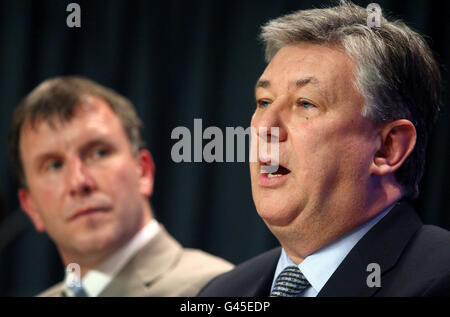 Chief Executive Celtic Peter Lawwell (rechts) und Stewart Regan des Scottish Football Association beim Scottish Football Summit im St. Andrew's House, Edinburgh. Die schottische Regierung hat angekündigt, dass mehr als £500,000 in die Bekämpfung des Sektierertums nach einem Gipfel zur Old Firm Football Disorder investiert werden. Stockfoto