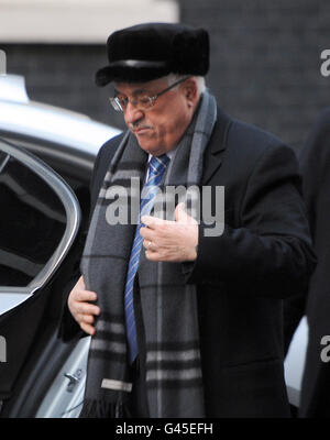 Der Präsident der Palästinensischen Autonomiebehörde Mahmoud Abbas kommt zu Gesprächen mit Premierminister David Cameron in der Downing Street 10 an. Stockfoto